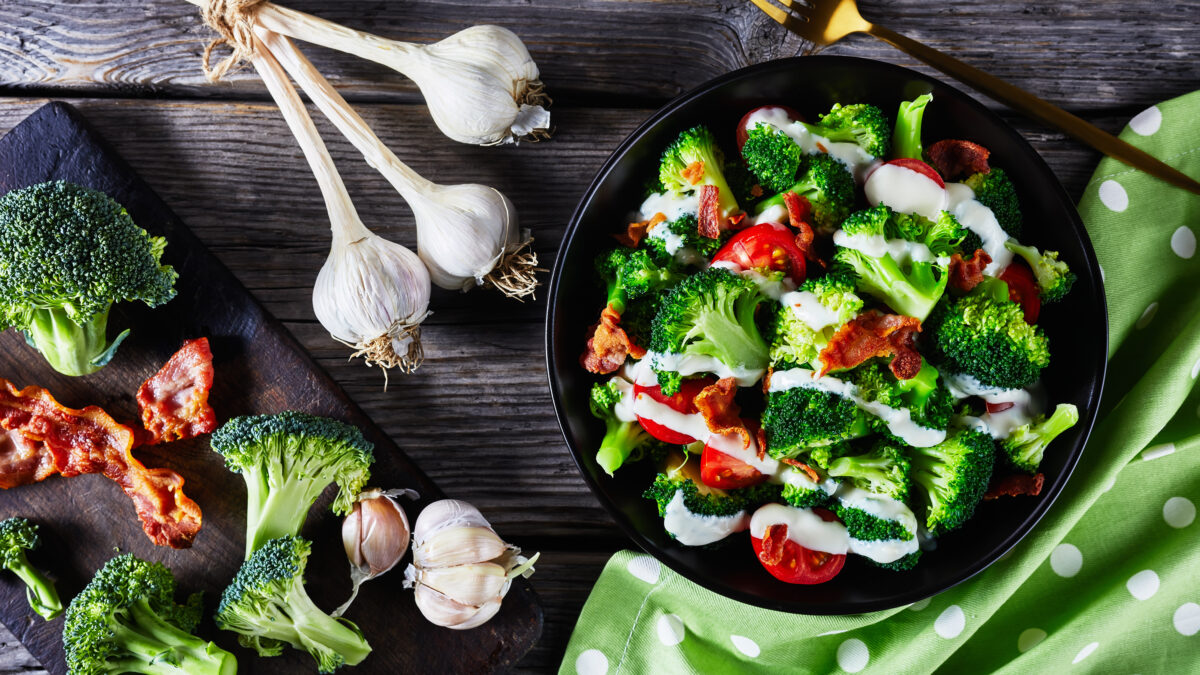 Broccoli tomat salat med sprød bacon og yoghurt dressing