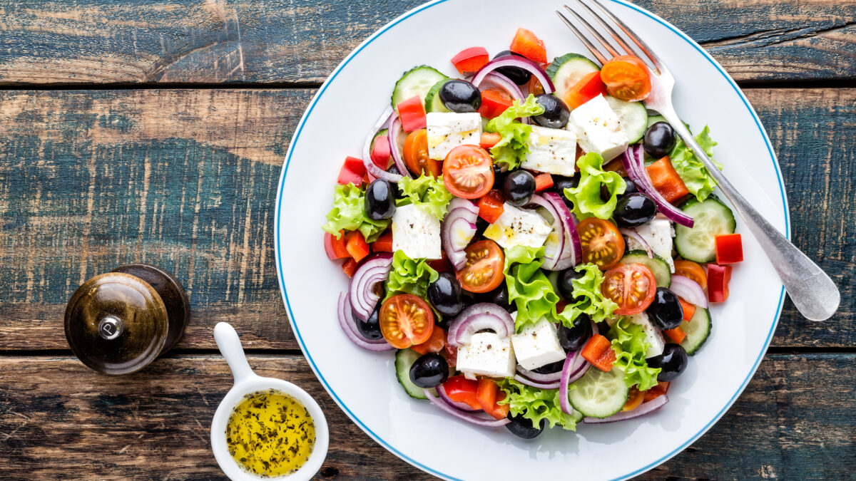 Græsk salat med feta og oliven, perfekt på Keto