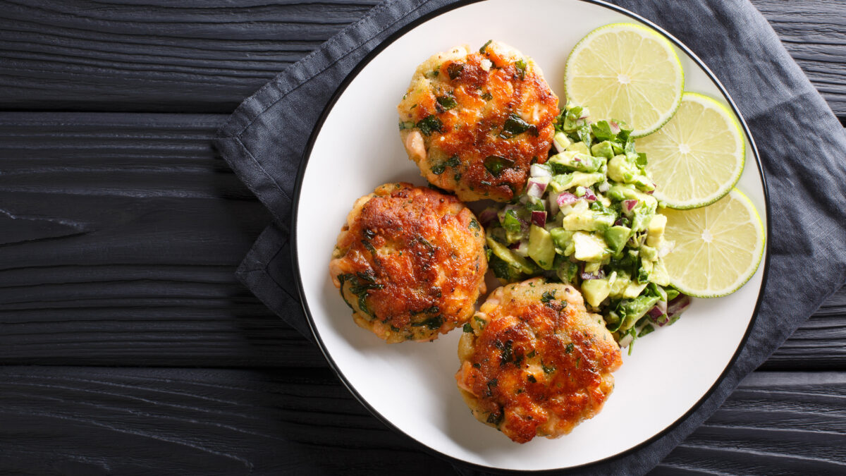 Hjemmelavede fiskefrikadeller med falsk kartoffelsalat og avocado