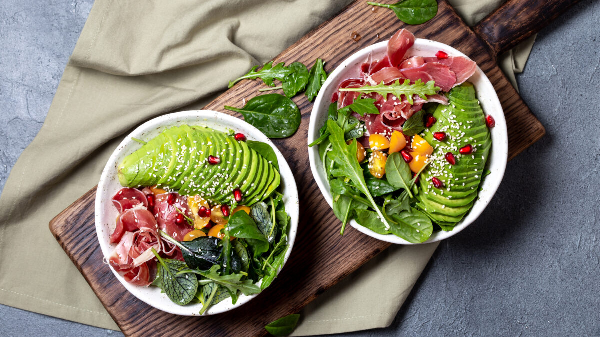 Serranoskinke, rucola og avocado, toppet med granatæblekerner