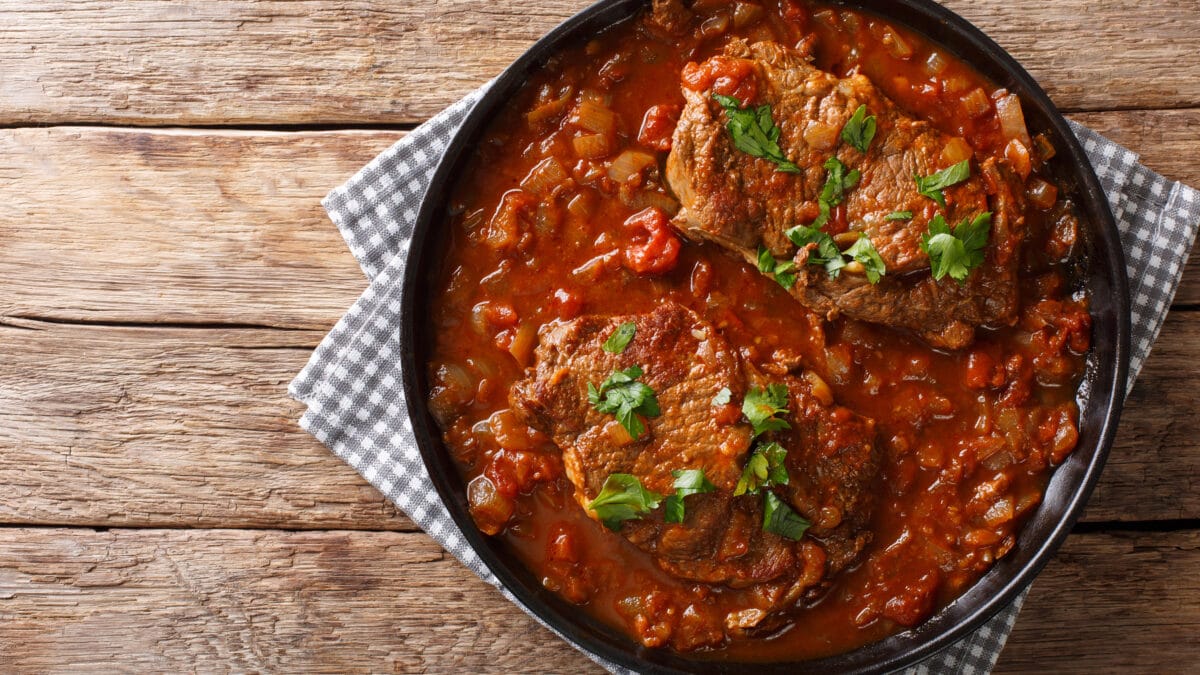 Bøf i krydret tomatsauce med stegte grøntsager i smørsovs