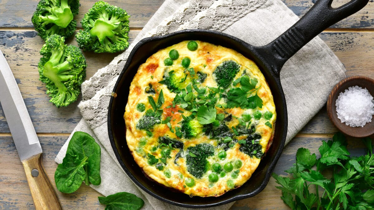 Forårsomelet med broccoli og parmesan