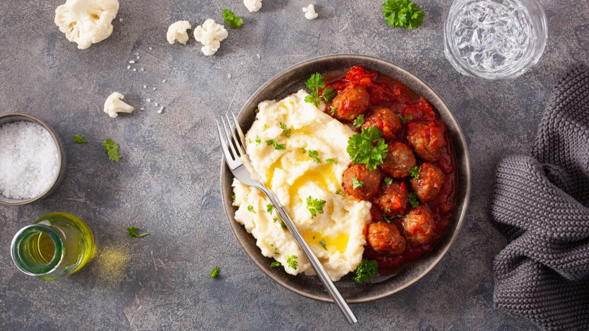 Kødboller i tomatsauce med blomkålsmos