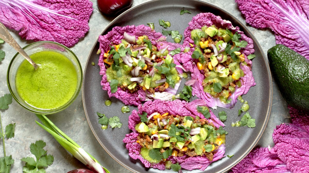 Rødkålsbåde med tacokød og avocadomayo