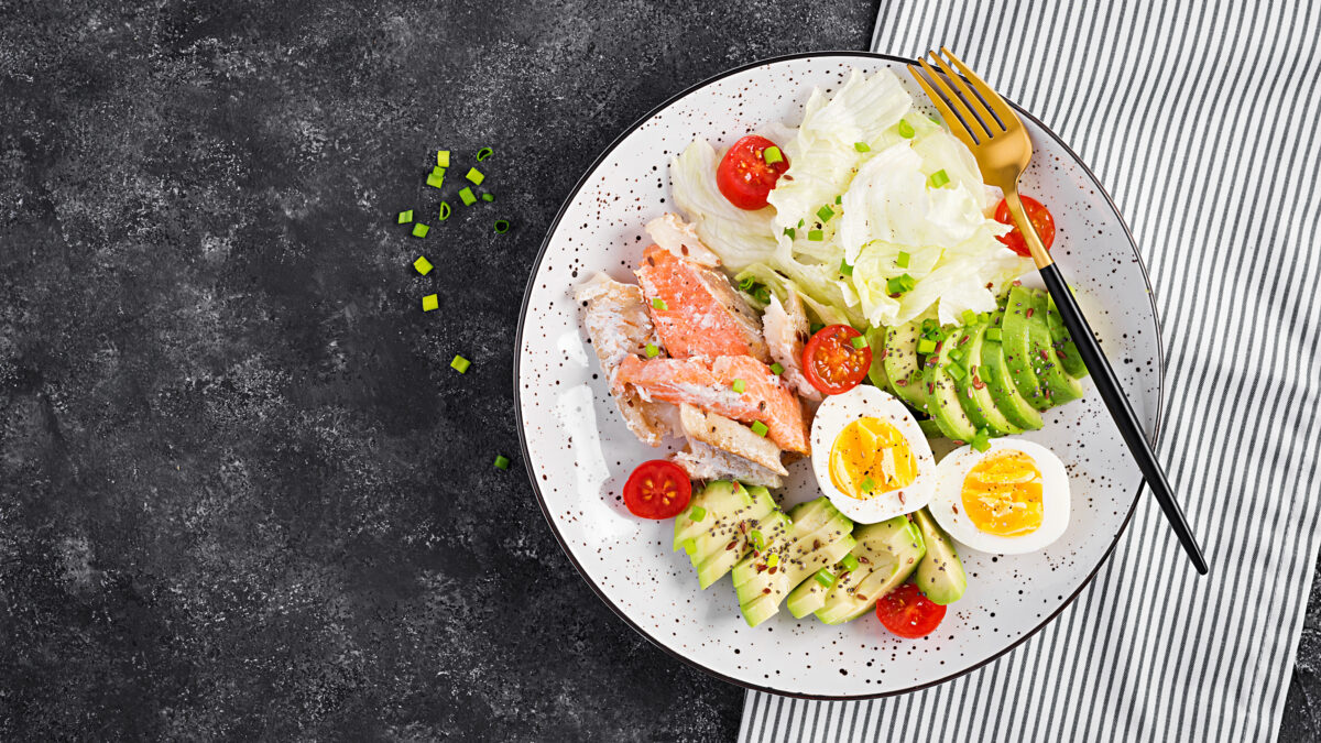 Keto frokost af røget laks, æg og grønt