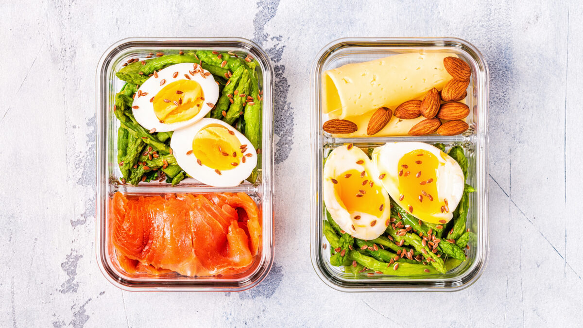 Frokost madpakke af gravad laks, æg og asparges