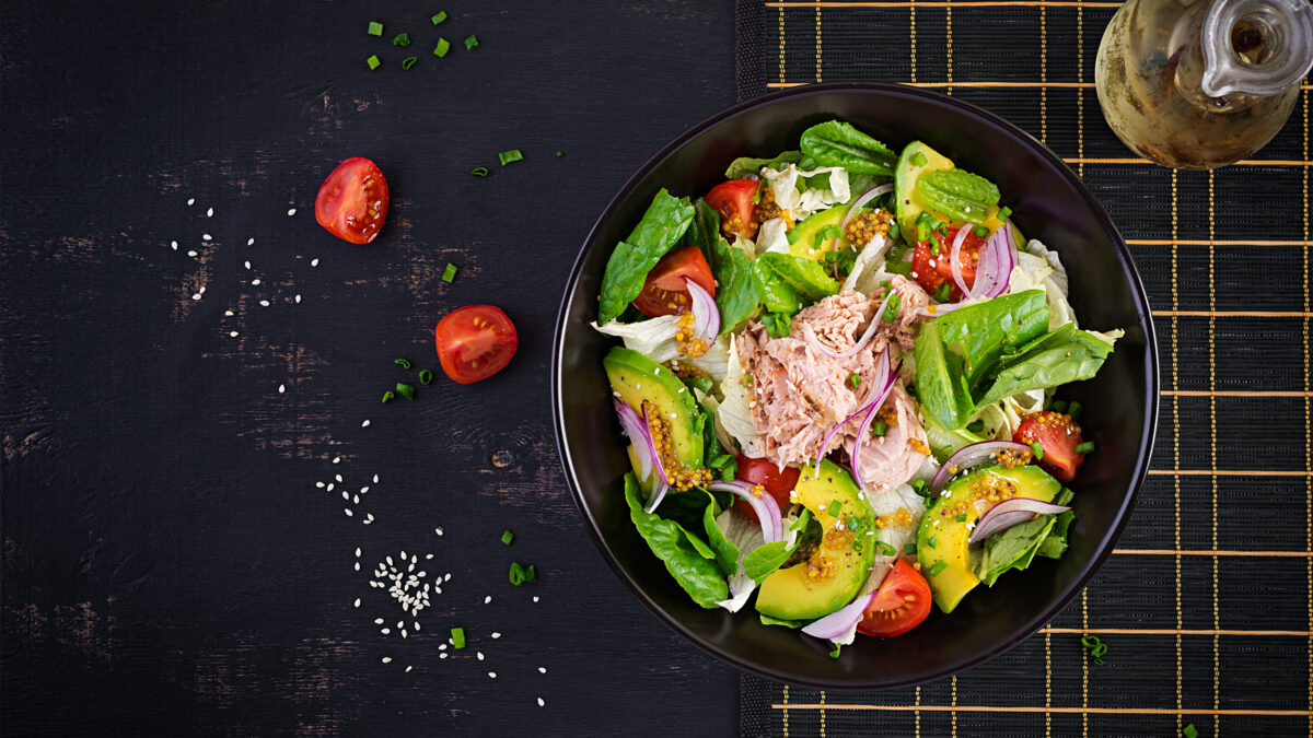 Fransk frokostsalat med tun og avocado