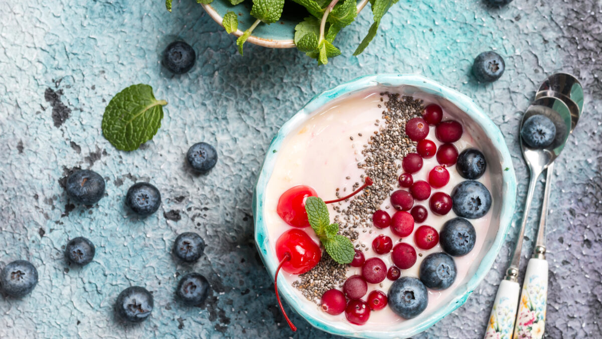 Græsk yoghurt bowl med bær og chiafrø