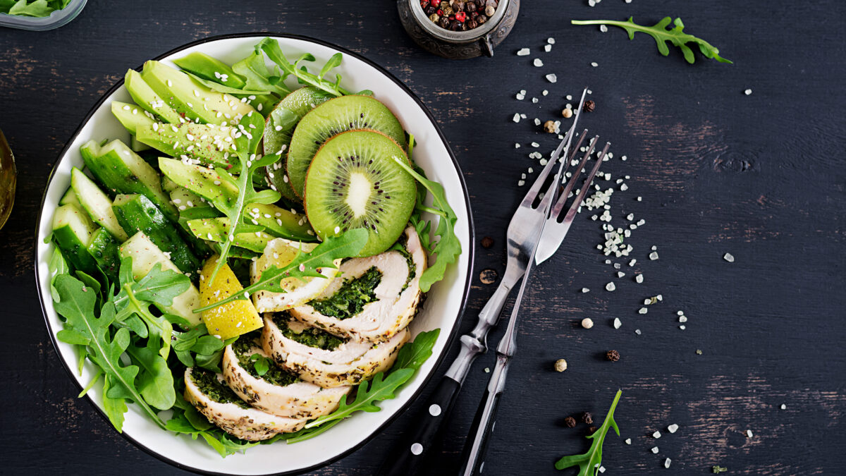 Grøn salat med spinatkylling, kiwi og avocado