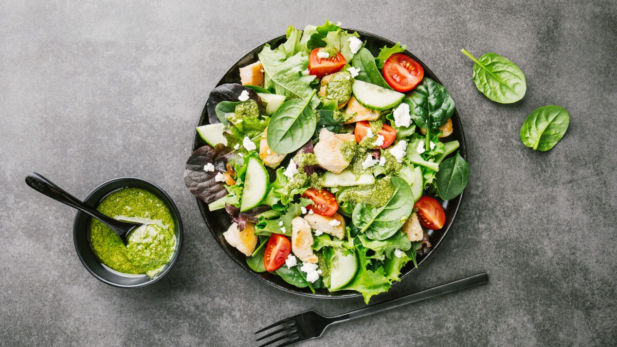 Kyllingesalat med feta og hurtig hjemmelavede pesto