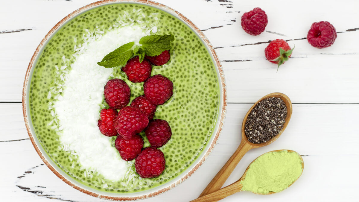 Antiinflammatorisk chiagrød med kokosmælk (med matcha)