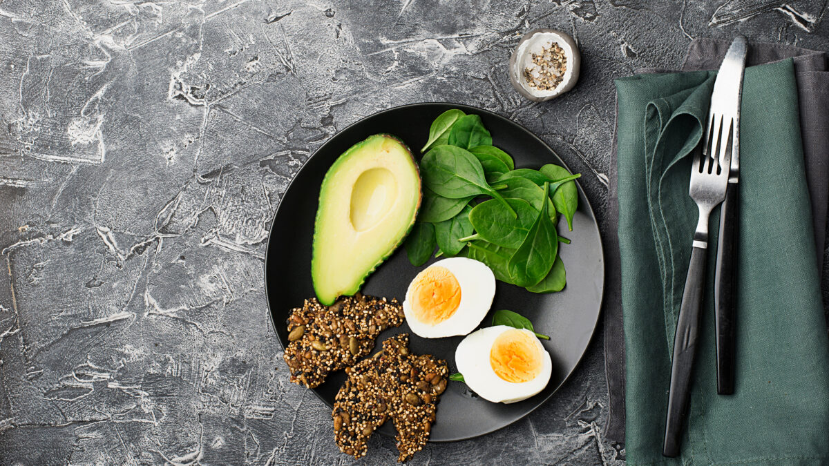 Morgenmadstallerken af æg, Keto knækbrød og avocado