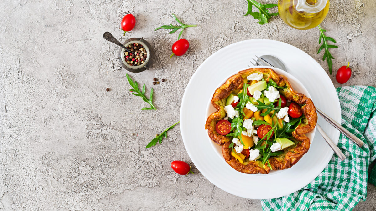 Omelet med avocadogrønt på toppen