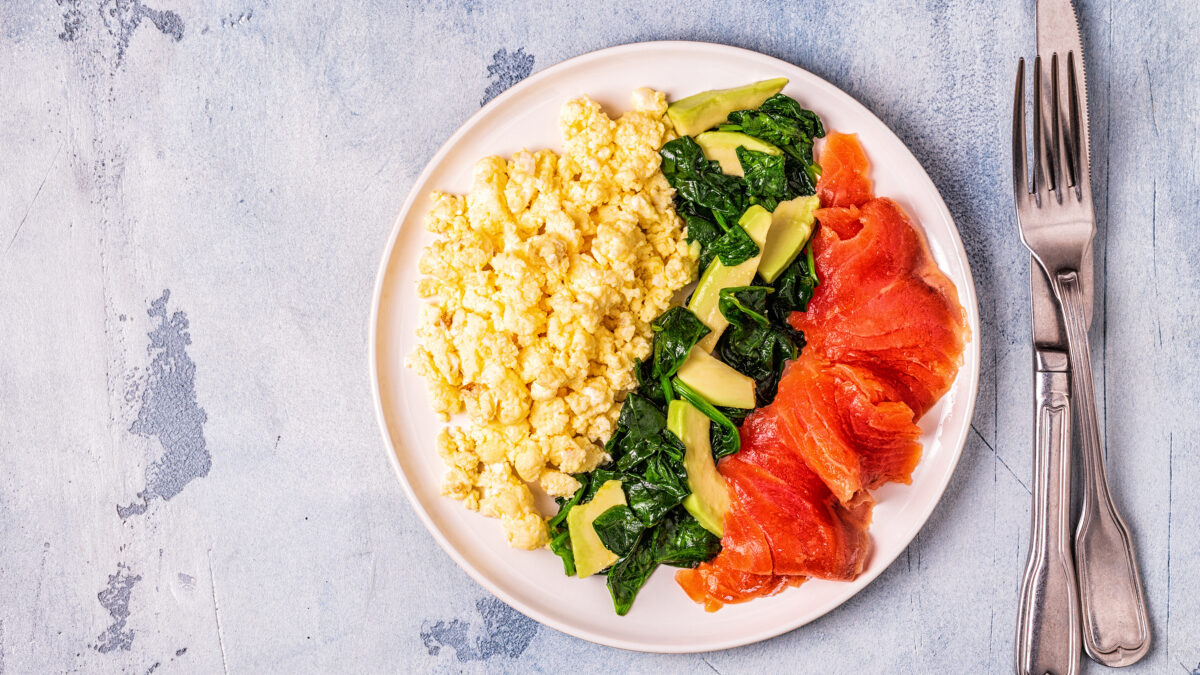 Røræg og gravad laks, med stegt spinat og avocado