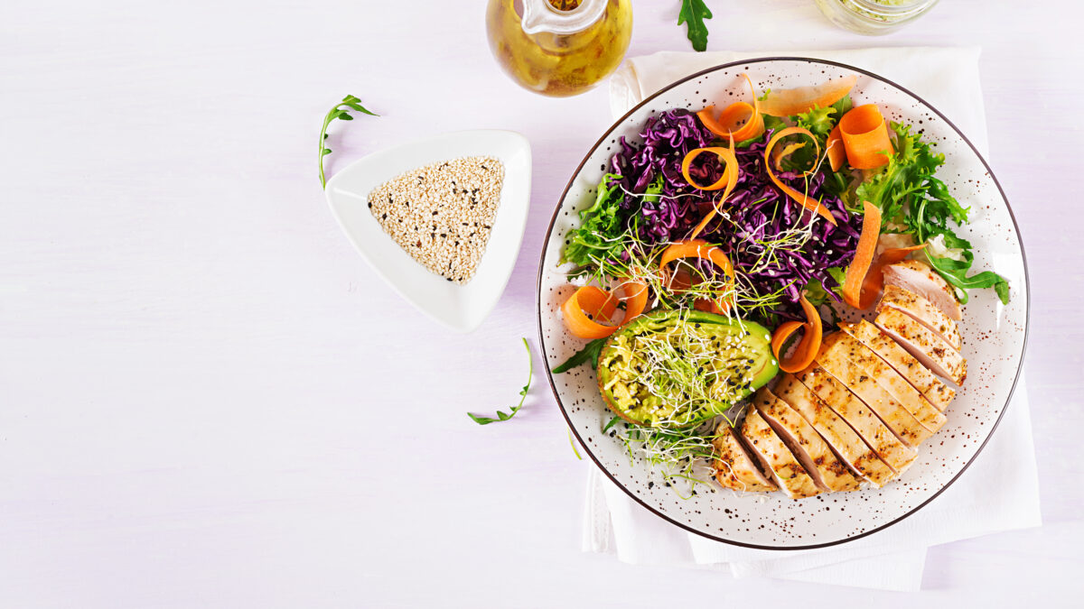 Sesamkylling med farverig salat og nigellafrø