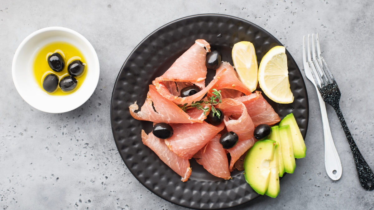 Middelhavsinspireret frokost af røget skinke, avocado og oliven