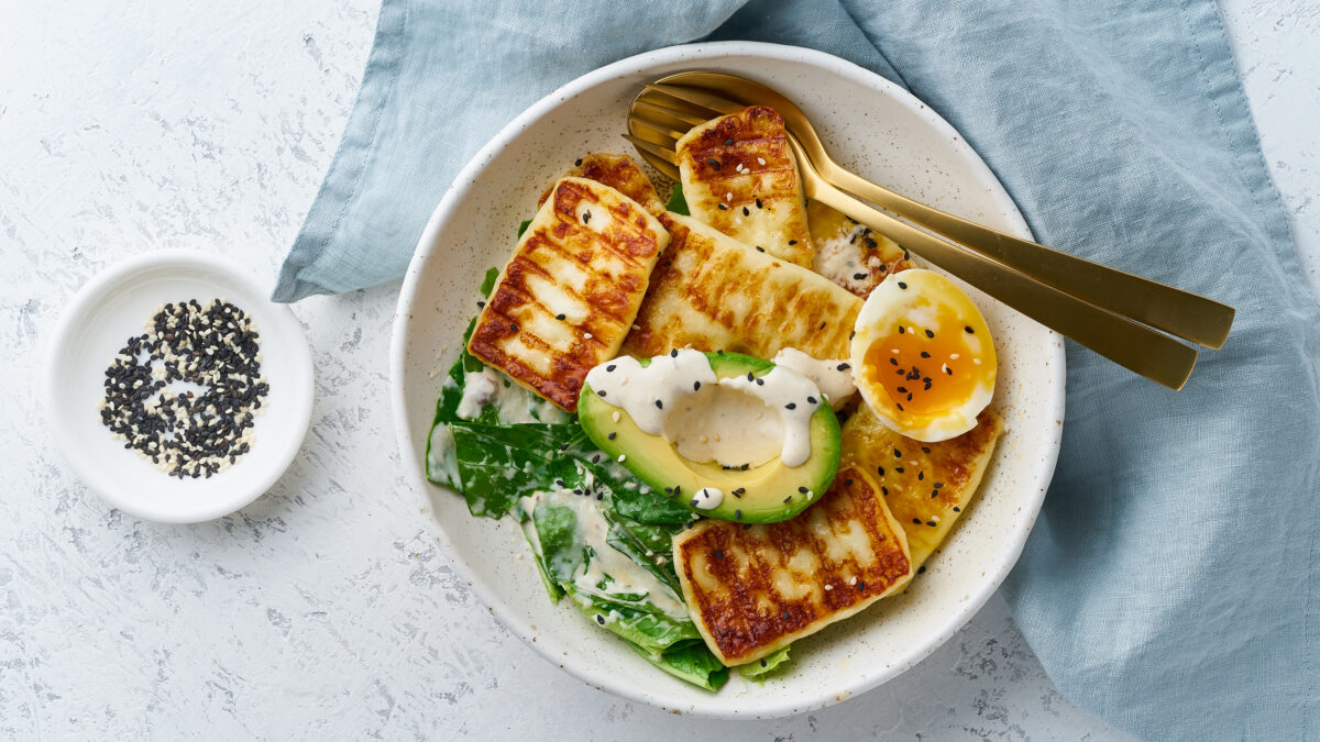 Stegt halloumi med æg og avocado (vegetarisk)