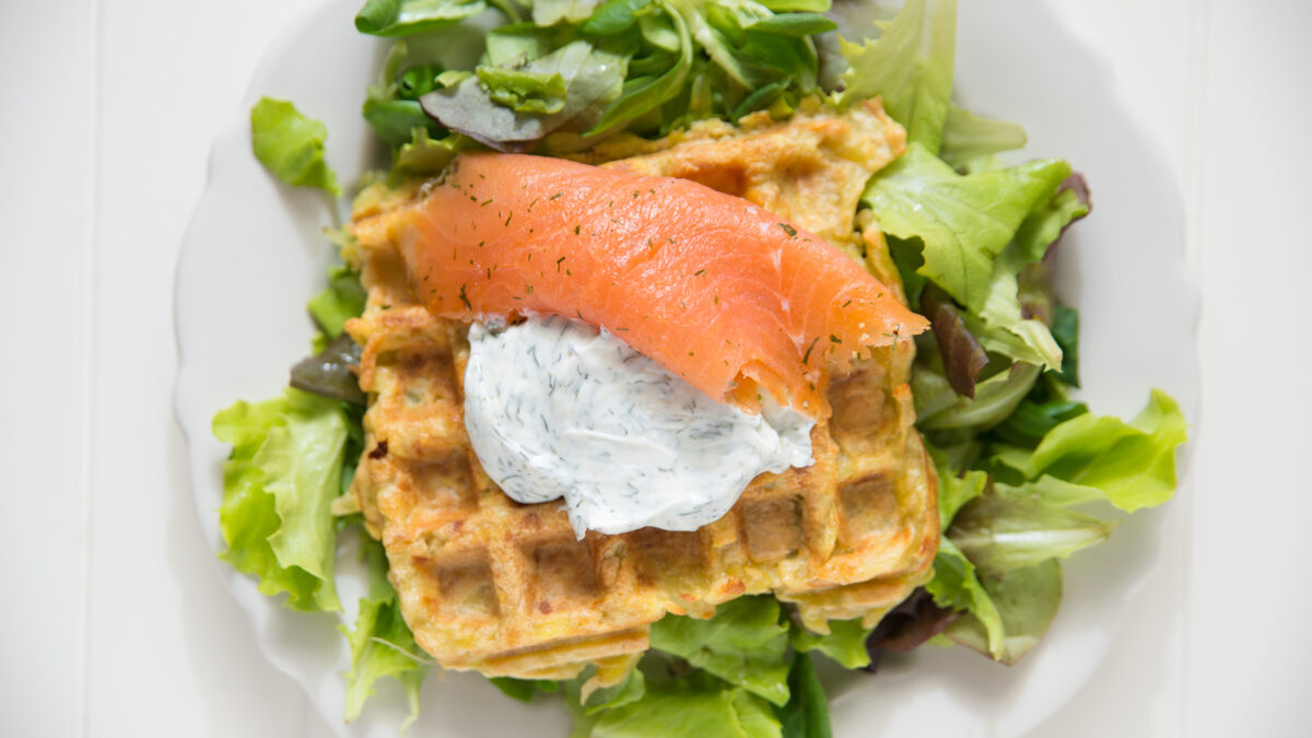 Frokost chaffles med gravad laks og dild dressing på salatbund