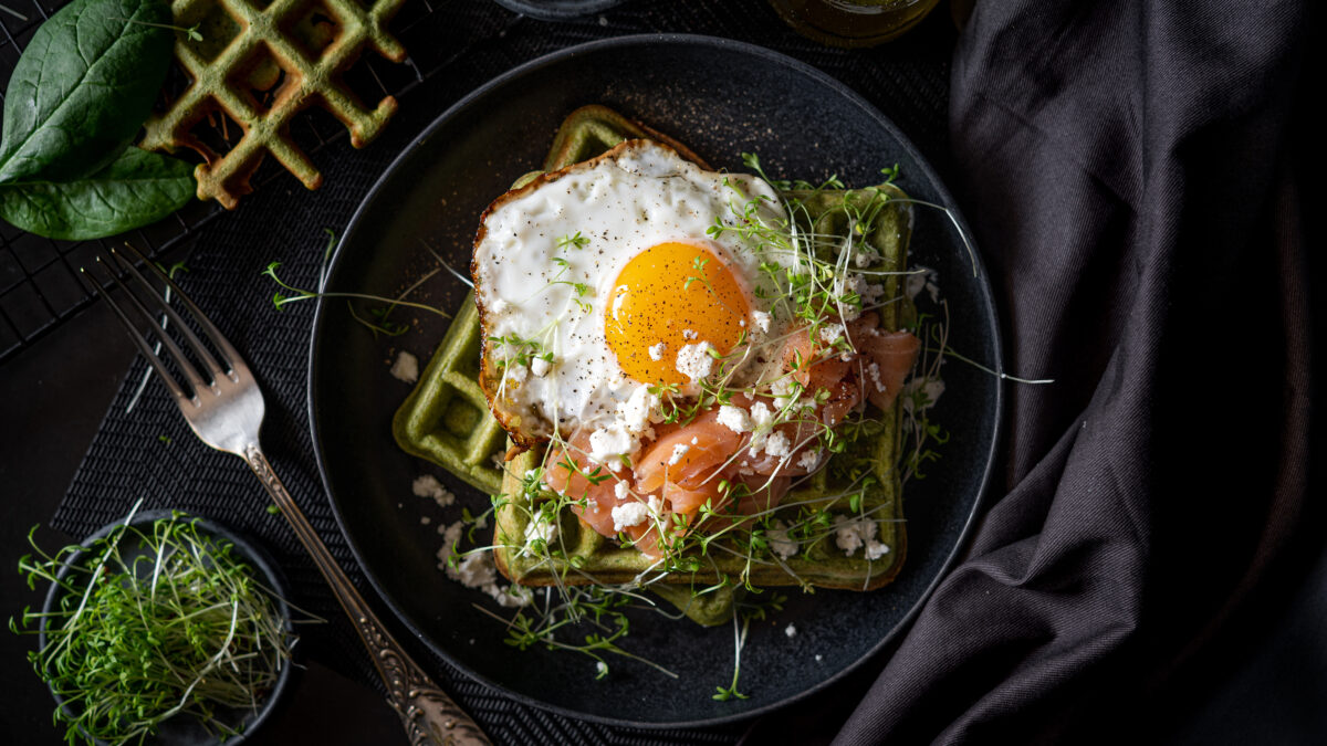 Frokost chaffles med spejlæg, gravad laks og feta