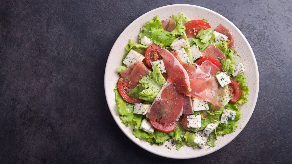 Frokostplatte med serranoskinke, feta og grønt