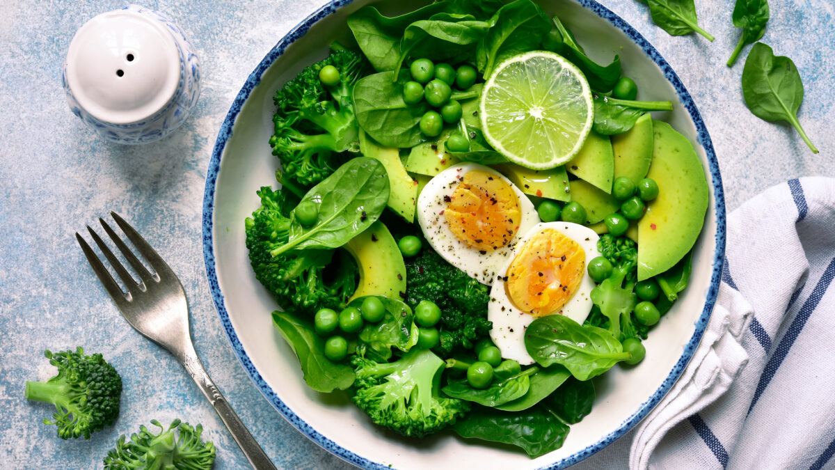 Grøn Keto frokost af avocado, broccoli, æg og lime