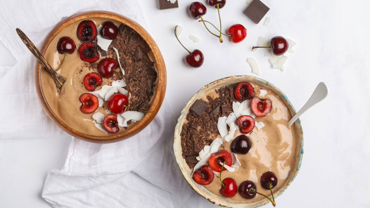 Kakao smoothie i skål, toppet med chokolade og kirsebær