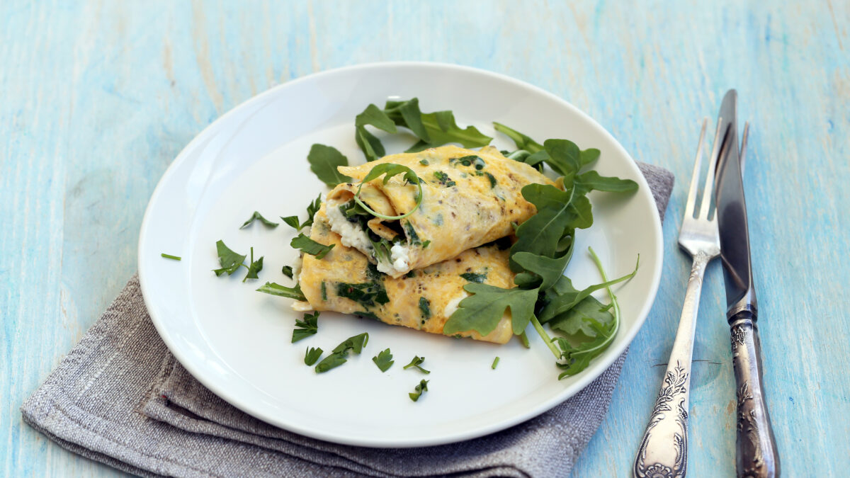 Morgenomelet med hytteost og forårsløg