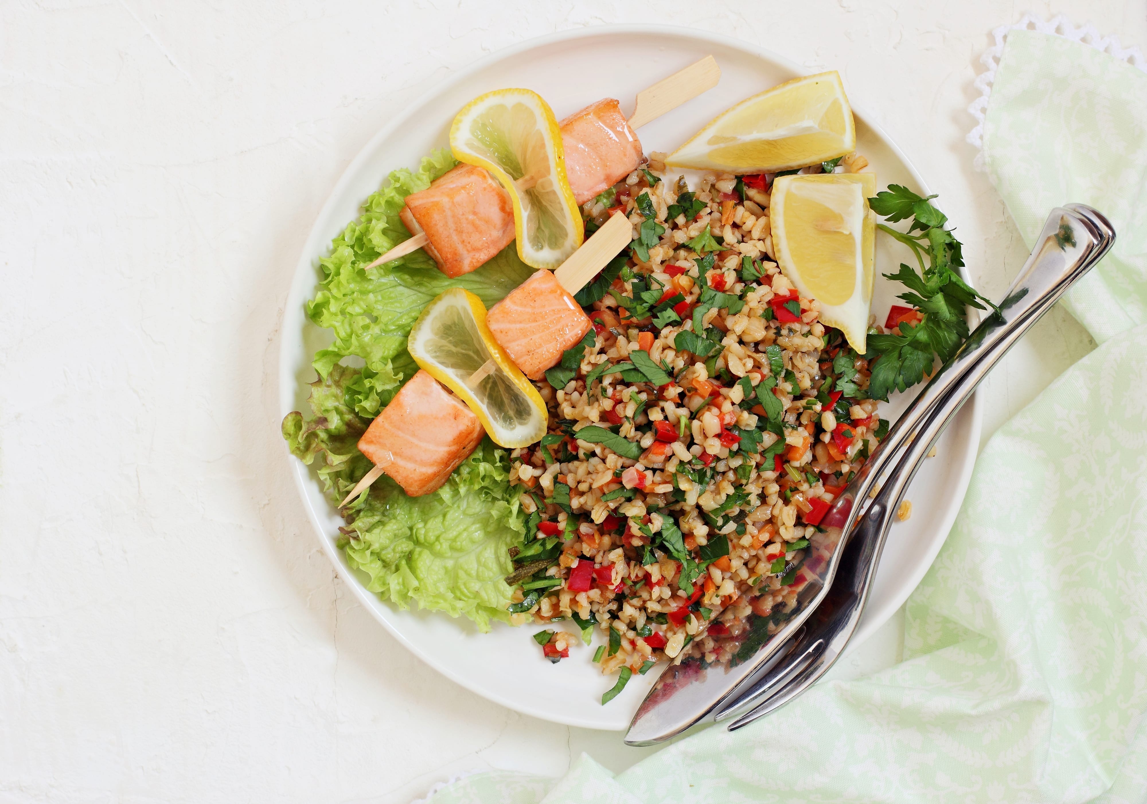 Laksespyd med broccoli-tabbouleh og mynte