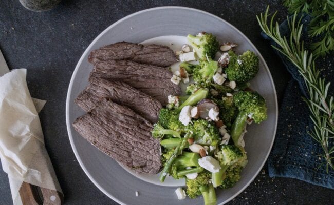 ketoliv-oksesteg-og-broccolisalat-med-vindruer-og-feta-overview