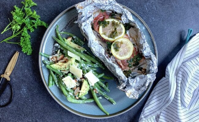 Grillet-torsk-med-serranoskinke-og-bønnesalat-med-mandler (3)
