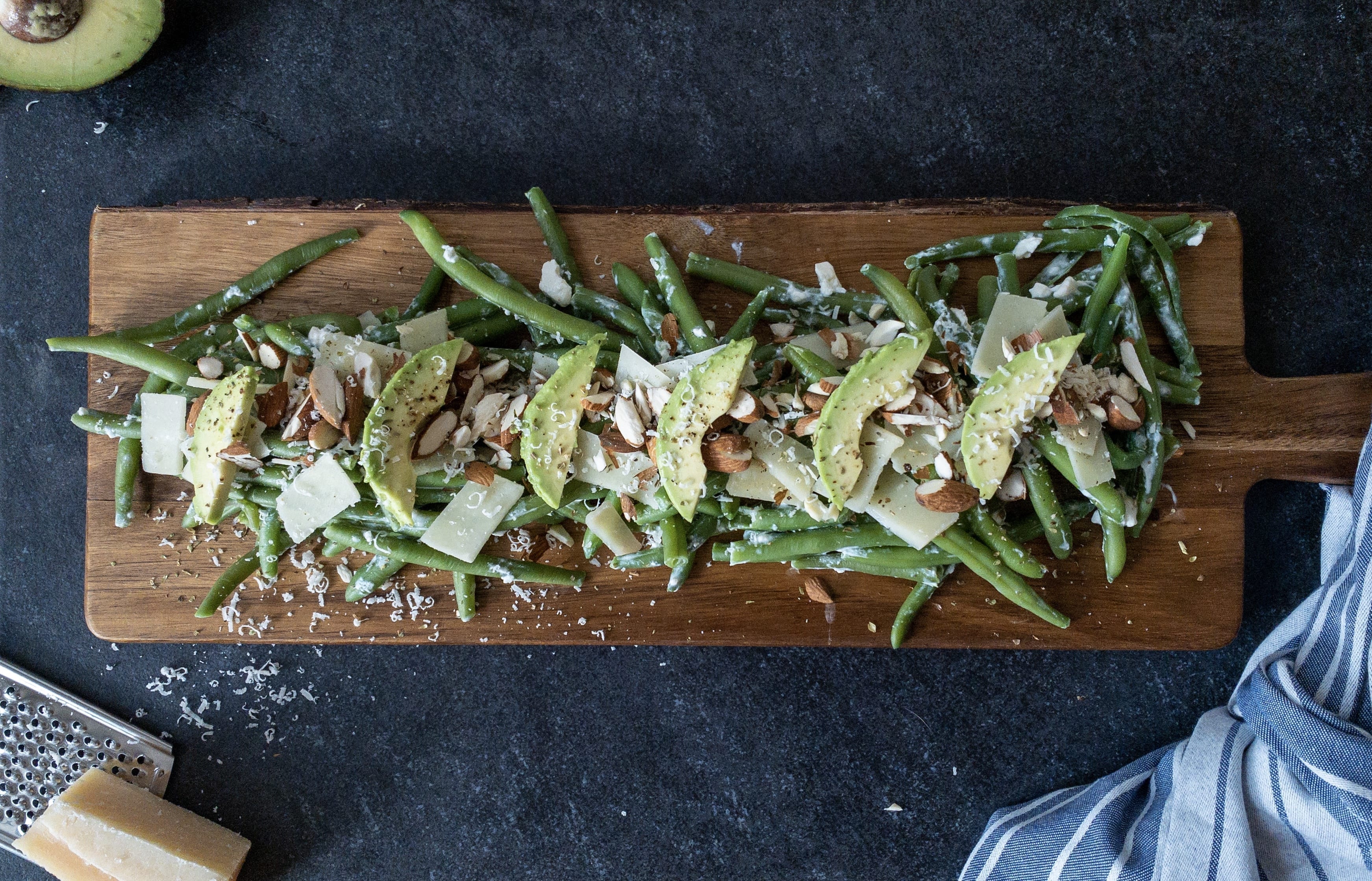 En udsøgt bønnesalat med mandler, feta og parmesan