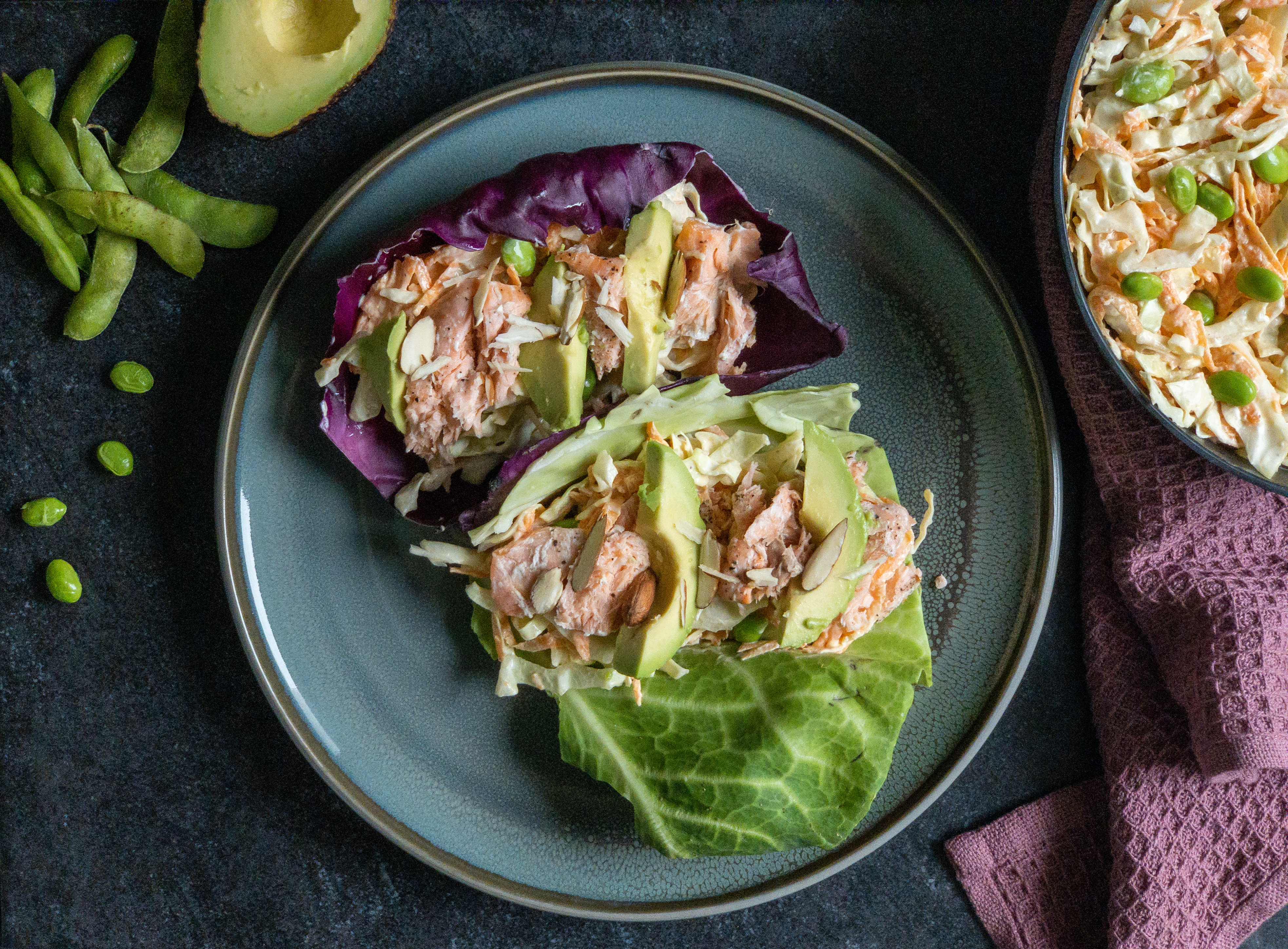 Grøntsagswraps med laks, coleslaw og edamamebønner