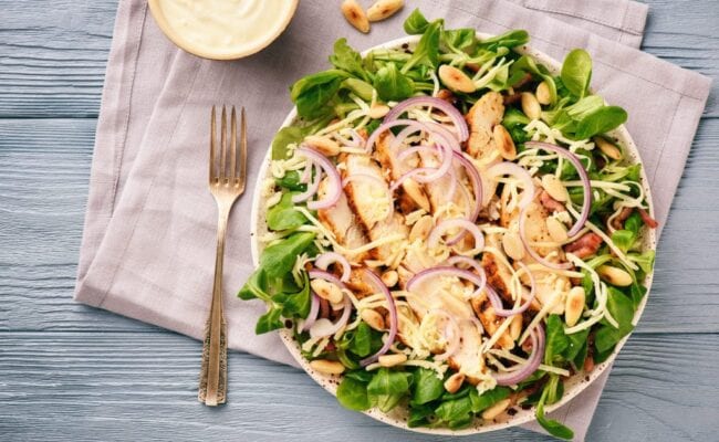 kylling-bacon-salat-med-karry-dressing-ketoliv-overview-1024x681