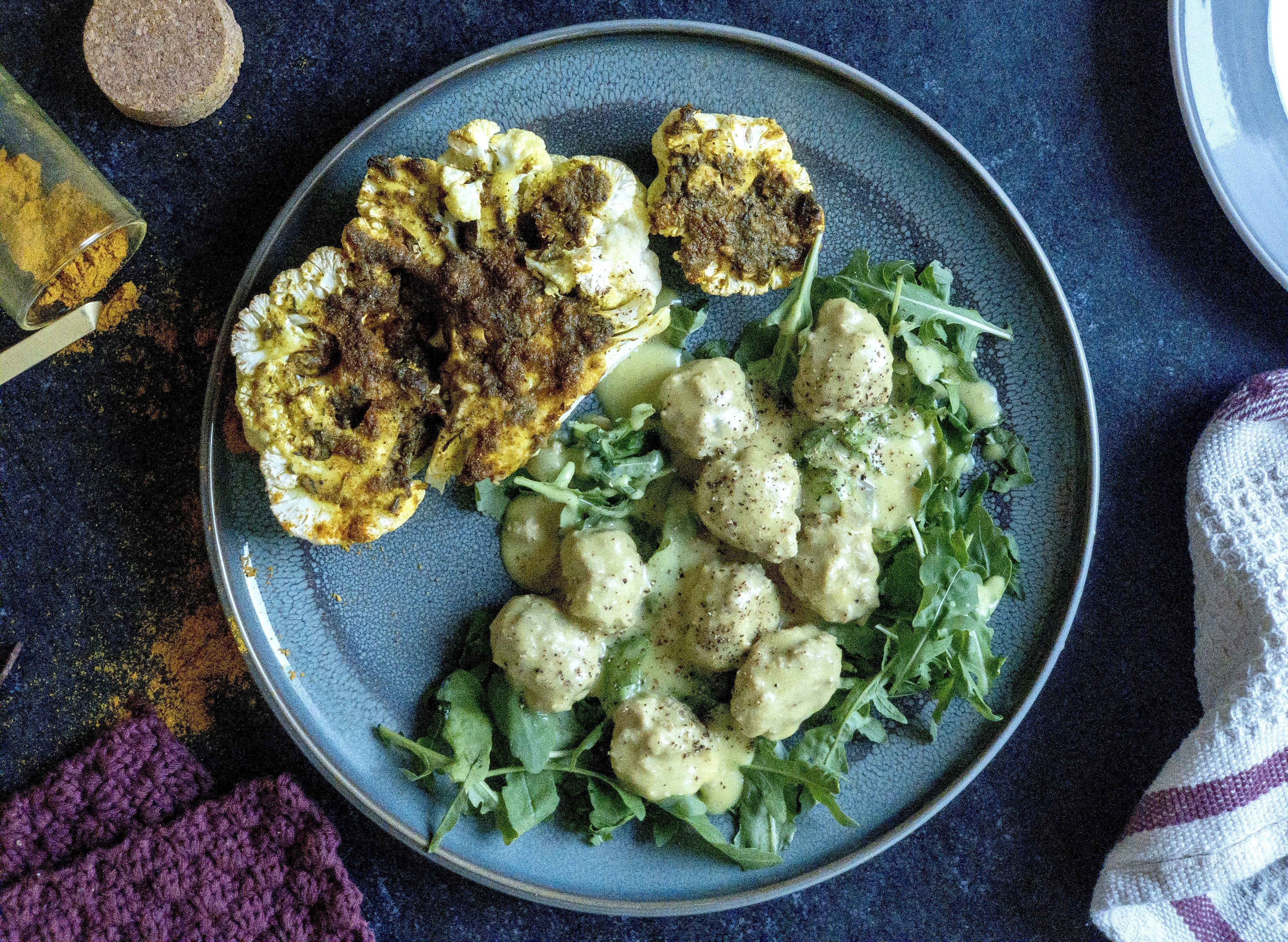 Boller i karry med krydret blomkålslag (alternativt tilbehør)