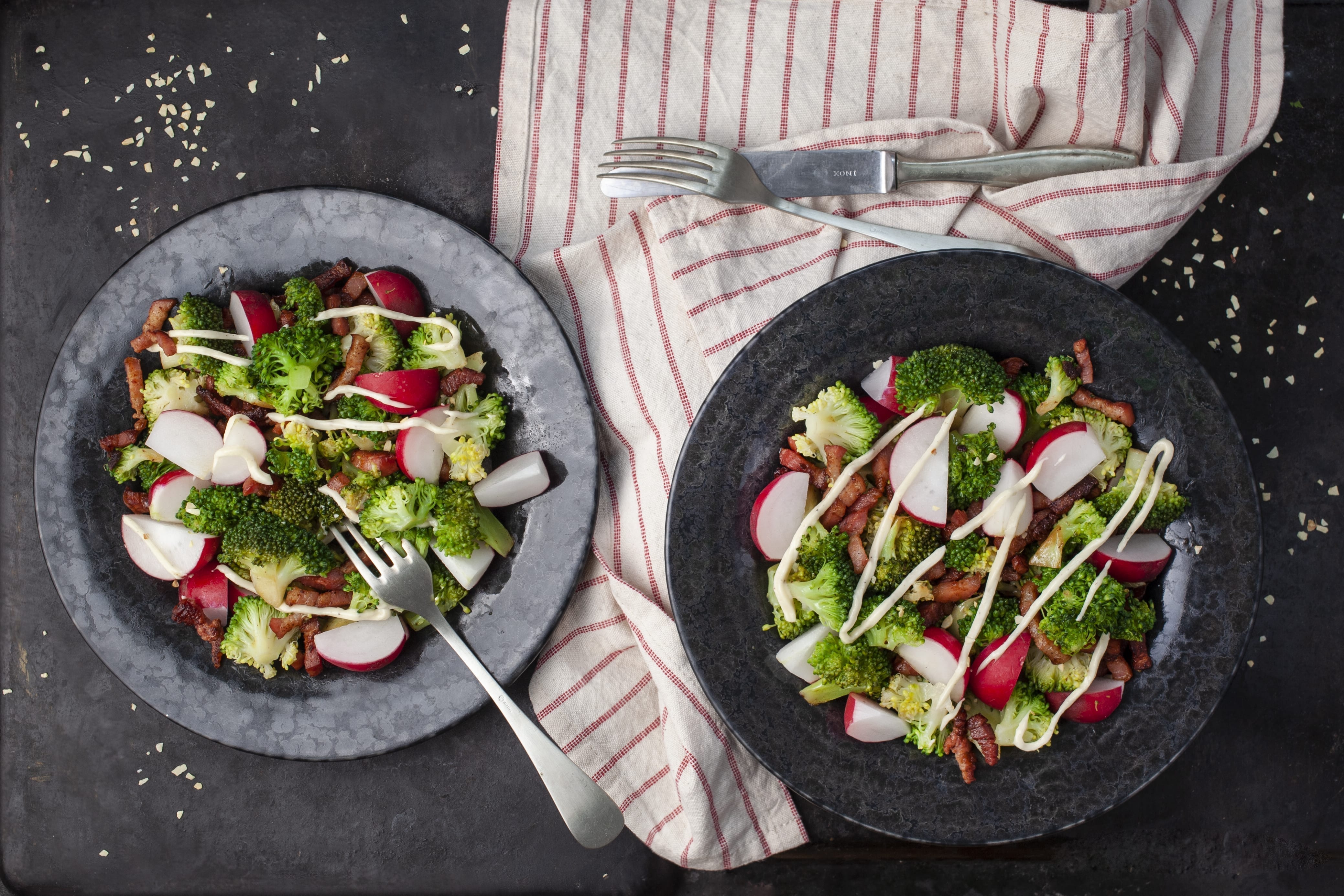 Varm broccolisalat med bacon og solsikkekerner