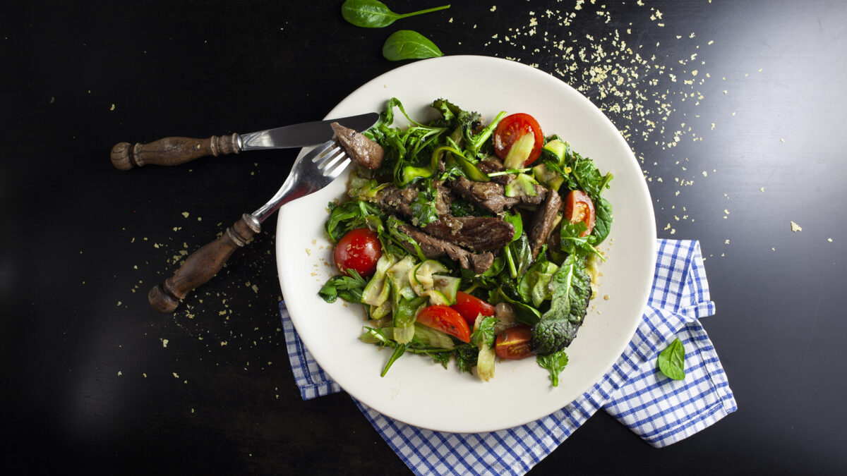 Flankesteak på bund af saltet squashsalat