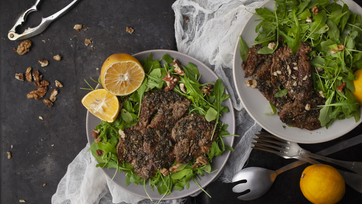 Lammesteaks på salatbund af mynte og citron