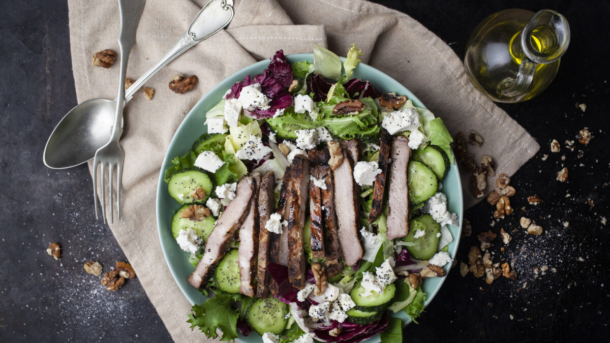 Valnødde salat med grillet svinefilet