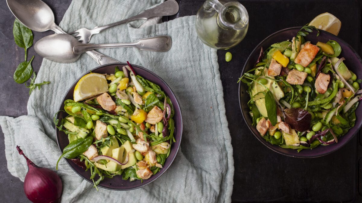 Laksesalat med et tvist af mango og ingefær