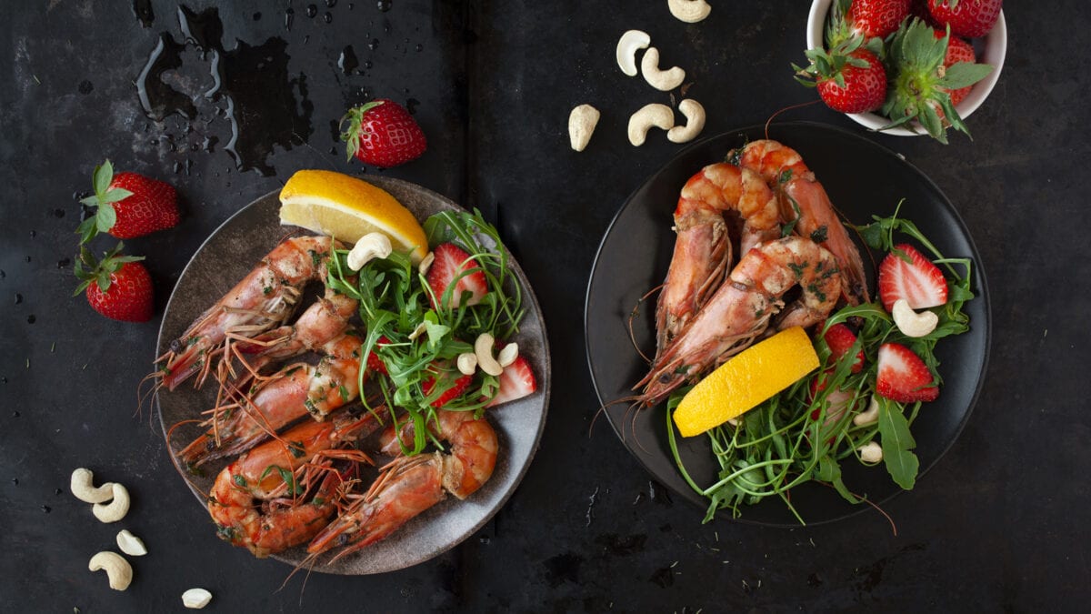 Tigerrejer med jordbær og citron salat