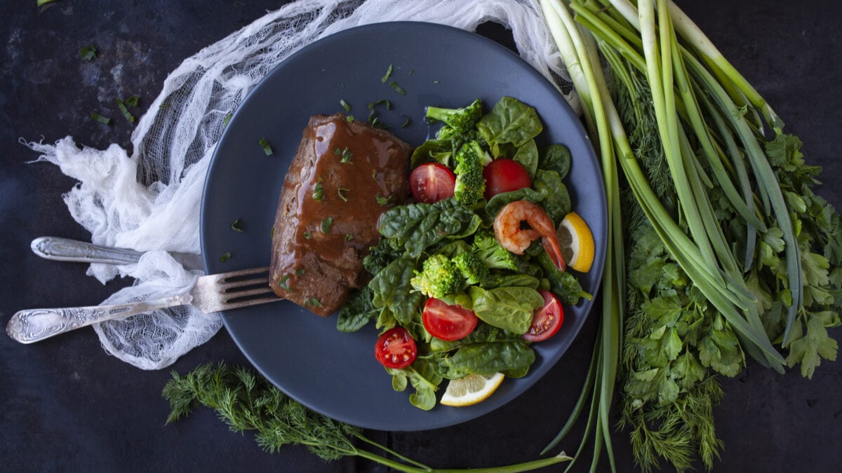 Tykstegsbøffer med broccolisalat toppet med rejer