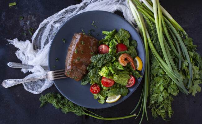 ketoliv-Tykstegsbøffer med broccolisalat toppet med rejer-overview