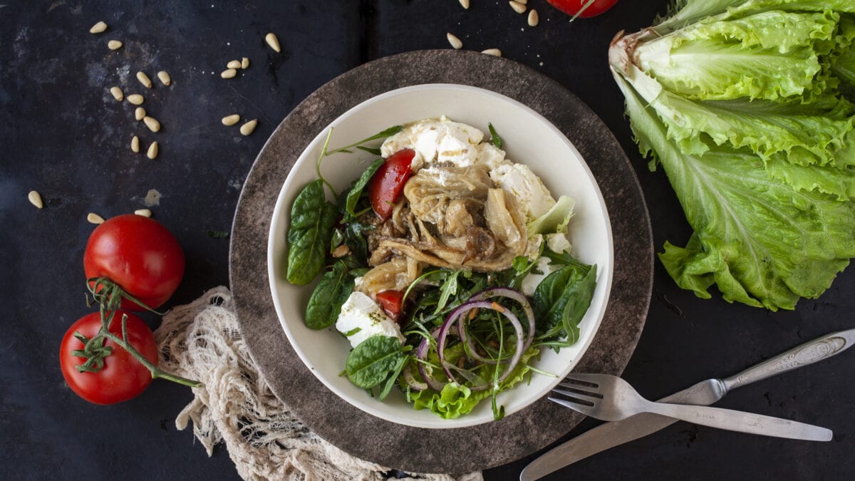 Kødsalat med flødeost, pinjekerner og bagt aubergine