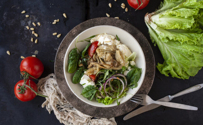 ketoliv-kødsalat med flødeost, pinjekerner og bagt aubergine-overview