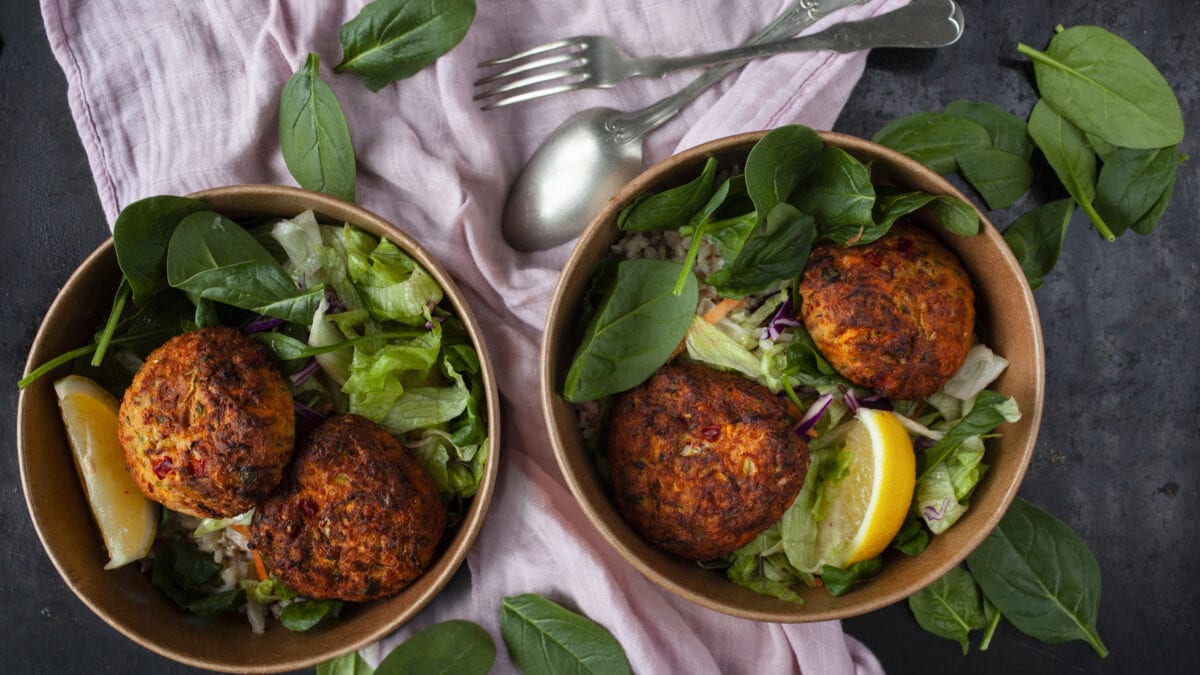 Tun- og laksefrikadeller med salat og blomkålsris
