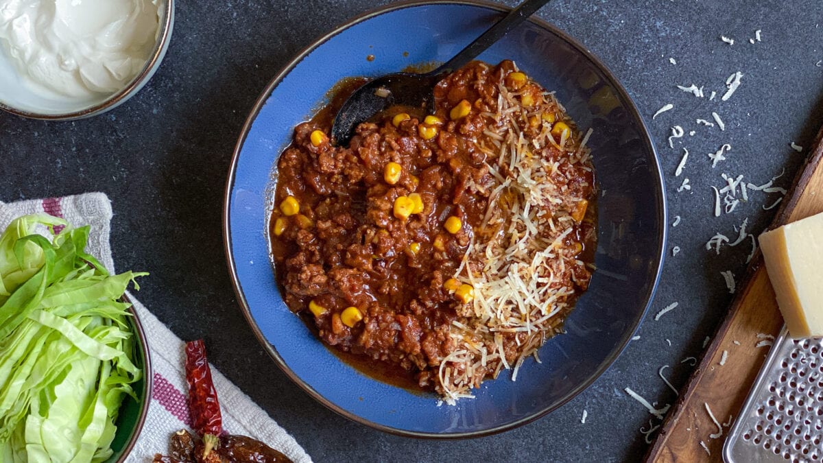 Chili-inspireret Keto kødsovs med grønt