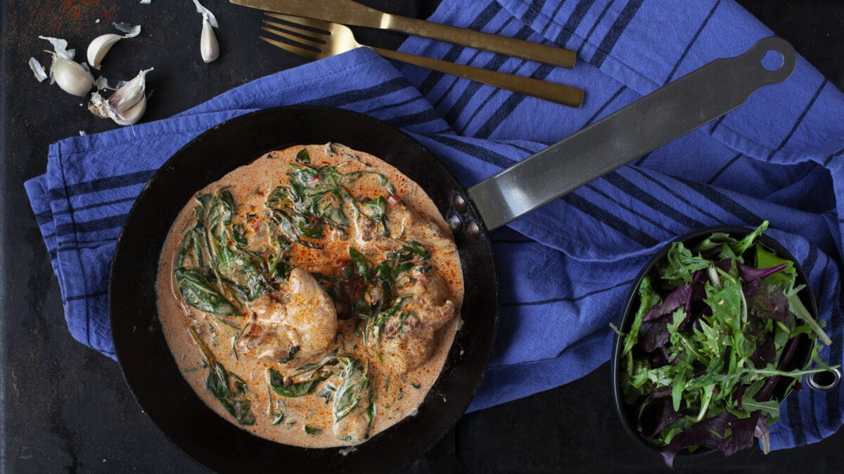 Cremet spinatkylling med paprika og kogt broccoli