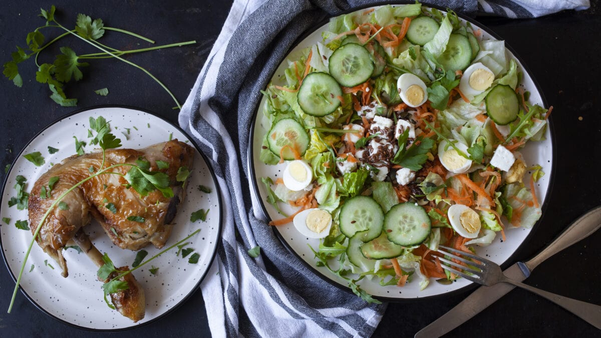 Andelår med fetasalat, toppet med tranebær og hampefrø