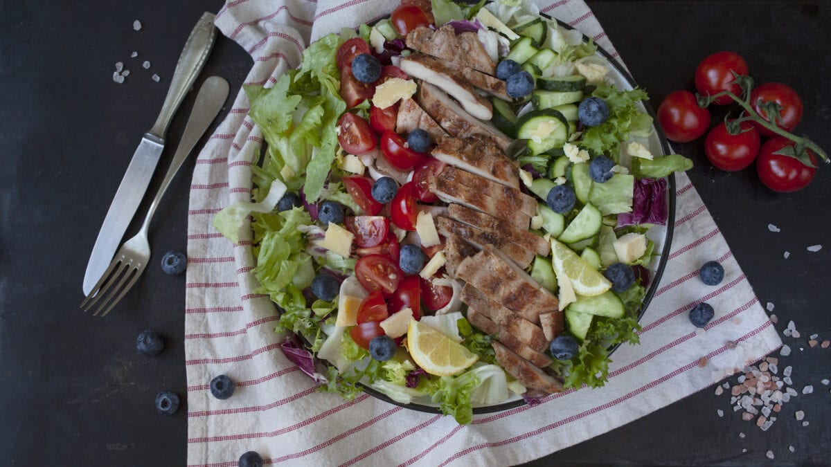 Krydret kyllingesalat med cheddartern og blåbær