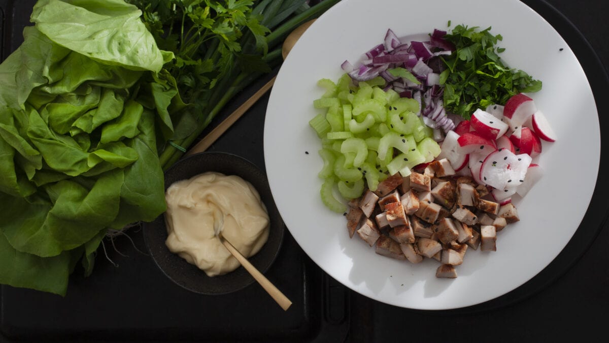 Kyllingesalat a la ”tøm køleskabet” med hjemmelavede mayonnaise